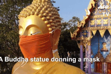 Ngôi chùa đeo khẩu trang cho tượng Phật khổng lồ