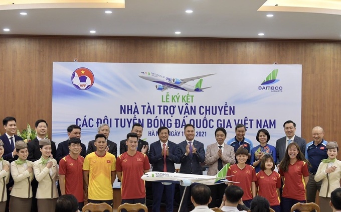 Bamboo Airways là Nhà tài trợ vận chuyển cho toàn bộ các Đội tuyển bóng đá Quốc gia Việt Nam trong 3 năm - Ảnh 1. Bamboo Airways là Nhà tài trợ vận chuyển cho toàn bộ các Đội tuyển bóng đá Quốc gia Việt Nam trong 3 năm - Ảnh 1.