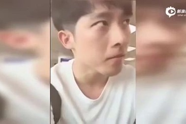 Ngủ ngáy ở sân bay, du khách bị vứt giày vào thùng rác