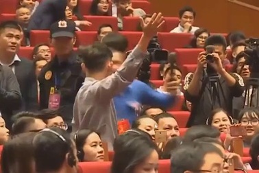 Đoạn clip ghi lại cảnh quỳ lạy trước Jack Ma của Đức Minh