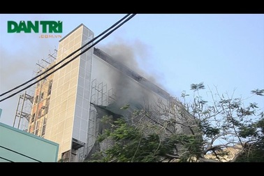 Cháy công trình cao tầng đang xây, giao thông kẹt cứng