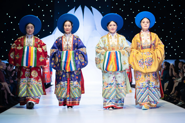 NSND Hoàng Cúc, Thu Hà, Chiều Xuân trình diễn cổ phục thời Nguyễn