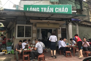 Lòng chần cháo vẫn đông khách, giá thịt không giảm trước “cơn bão” dịch tả lợn Châu Phi