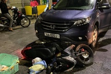 Quảng Ngãi: Xe máy chở phụ nữ mang thai bị ôtô kéo lê 500 m