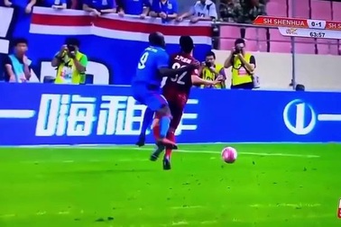 Cận cảnh chấn thương kinh hoàng của Demba Ba