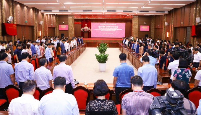 Lãnh đạo, cán bộ thành ủy, Ủy ban Nhân dân thành phố Hà Nội dành 1 phút mặc niệm các nạn nhân đã tử vong trong vụ cháy chung cư mini tại phố Khương Hạ.
