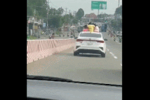 Để trẻ nhỏ thò đầu ra cửa sổ trời trên xe ô tô - hiểm họa khôn lường