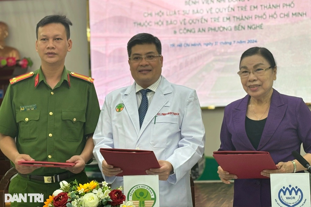 Cuộc gọi khẩn lúc 23h giúp phát hiện bé gái bị mẹ ruột ép bán dâm - 1 Cuộc gọi khẩn lúc 23h giúp phát hiện bé gái bị mẹ ruột ép bán dâm - 1