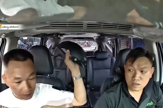 Bị nhắc nhở không hút thuốc lá trong xe, khách hành hung tài xế