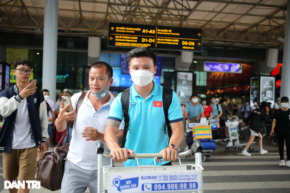 Đội tuyển Việt Nam đến TPHCM giữa vòng tay của người hâm mộ - 4 Đội tuyển Việt Nam đến TPHCM giữa vòng tay của người hâm mộ - 4