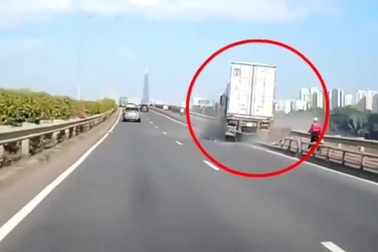 Xe container mất lái nghi vì nổ lốp, tông hàng loạt xe máy
