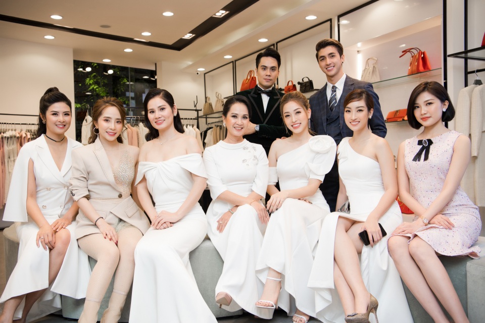 “Mẹ chồng” Lan Hương được dàn Hoa hậu, diễn viên tranh nhau gọi “u” - 1 “Mẹ chồng” Lan Hương được dàn Hoa hậu, diễn viên tranh nhau gọi “u” - 1