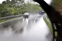 Ôm cua bất cẩn, xe khách quăng đuôi vào dải hộ lan rồi lật nhào