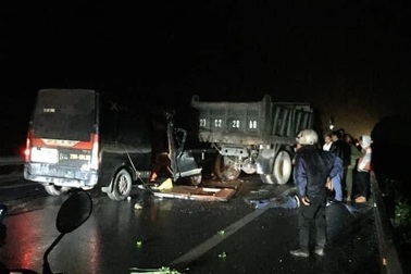 Xe Limousine húc trúng xe tải hỏng giữa đường, 3 người tử nạn