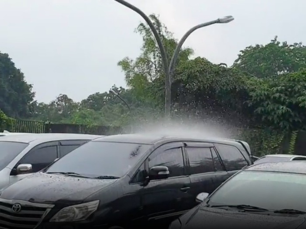 Video mưa như trút nước xuống đúng một chiếc ô tô Indonesia gây bão mạng - 1 Video mưa như trút nước xuống đúng một chiếc ô tô Indonesia gây bão mạng - 1