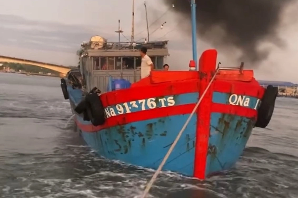 Ngư dân xót xa vứt bỏ gia tài 1,6 tỷ đồng giữa biển vì bị mắc cạn - 1