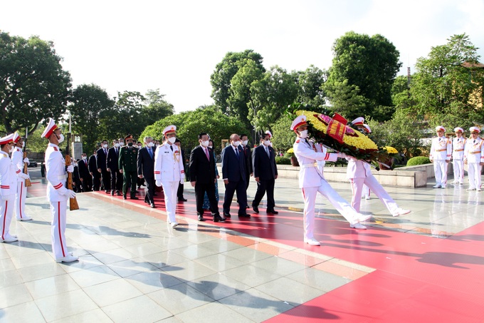 Lãnh đạo Đảng, Nhà nước viếng Chủ tịch Hồ Chí Minh và đặt vòng hoa tưởng niệm các Anh hùng, liệt sĩ - Ảnh 1.