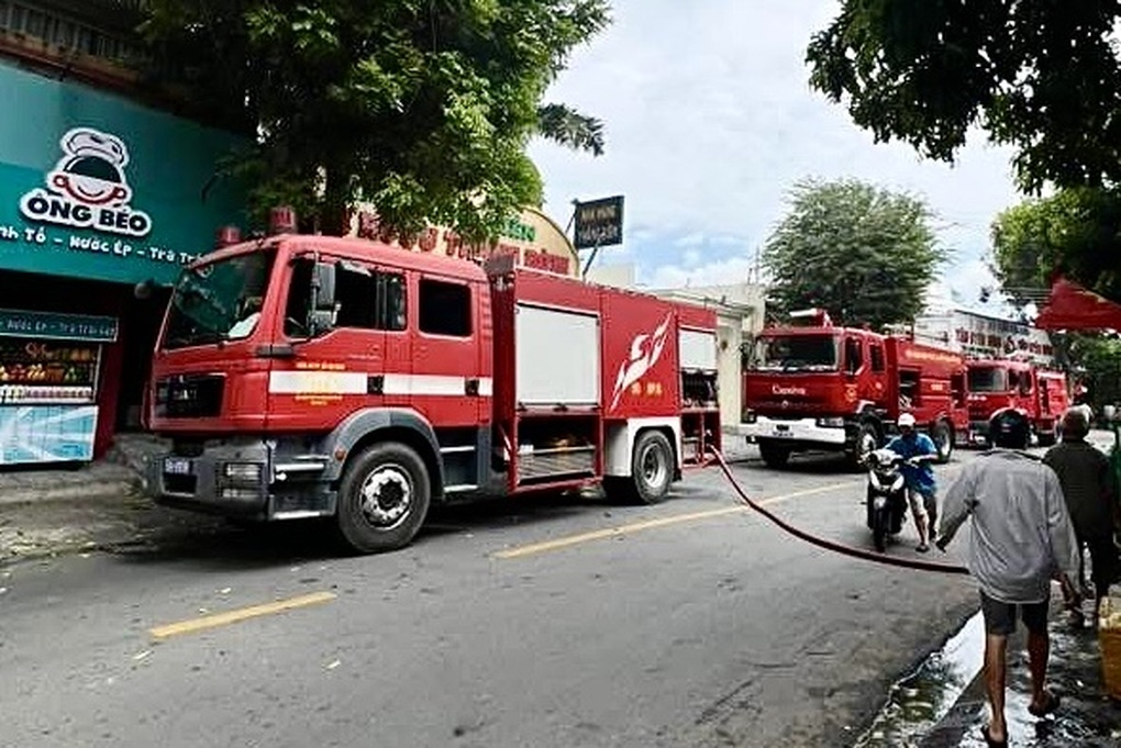 Cháy nhà hàng ở TPHCM, nhiều nhân viên kịp thời thoát nạn - 1 Cháy nhà hàng ở TPHCM, nhiều nhân viên kịp thời thoát nạn - 1