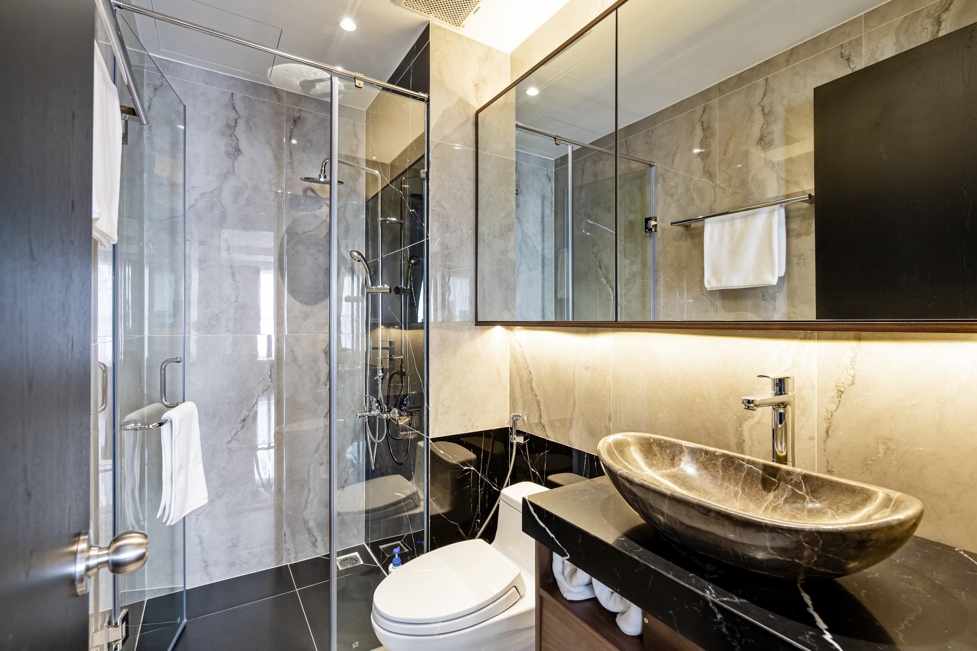 Căn hộ 115 m2 lạ mắt với nội thất tông màu đen chủ đạo - 13 Căn hộ 115 m2 lạ mắt với nội thất tông màu đen chủ đạo - 13