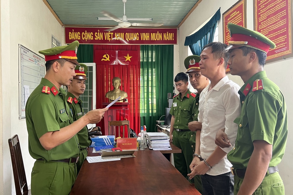Dìm đầu con nợ vào thùng nước, khóc sướt mướt khi bị khởi tố - 2 Dìm đầu con nợ vào thùng nước, khóc sướt mướt khi bị khởi tố - 2