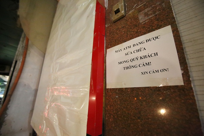 Bà bầu bám bục vỉa hè rút tiền ATM