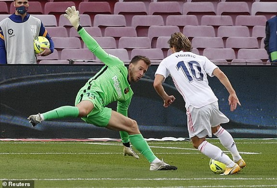 Real Madrid hạ gục Barcelona tại Nou Camp - 2 Real Madrid hạ gục Barcelona tại Nou Camp - 2