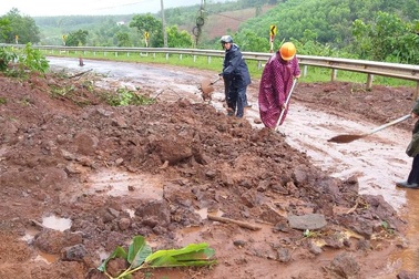 Mưa lớn chia cắt giao thông, một người bị lũ cuốn trôi