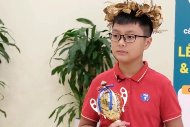 Được mẹ dạy từ 4 tuổi, nam sinh lớp 5 vô địch cuộc thi tiếng Anh tiểu học