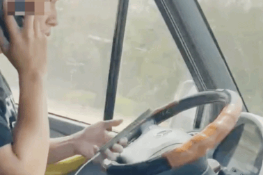 Tài xế vừa nghe điện thoại vừa nhắn tin, khách hoảng sợ đòi xuống xe