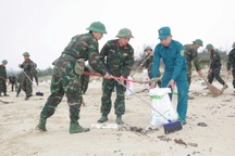 Huy động gần 600 người thu gom dầu thô trên bờ biển ở Huế