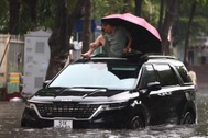 Tài xế thoát khỏi ô tô qua cửa sổ trời vì xe chết máy giữa đường ngập