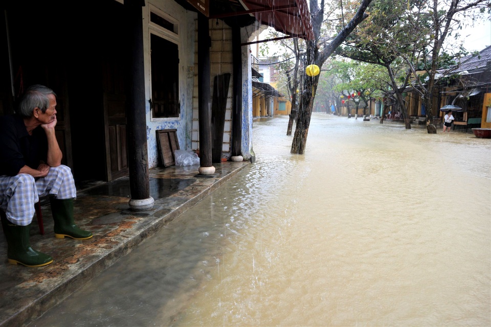 Hình ảnh nước lũ sâu hơn 1m bủa vây phố cổ Hội An - 8