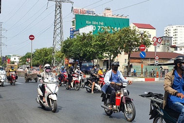 Người Sài Gòn ùa ra đường ngày "không cách ly"