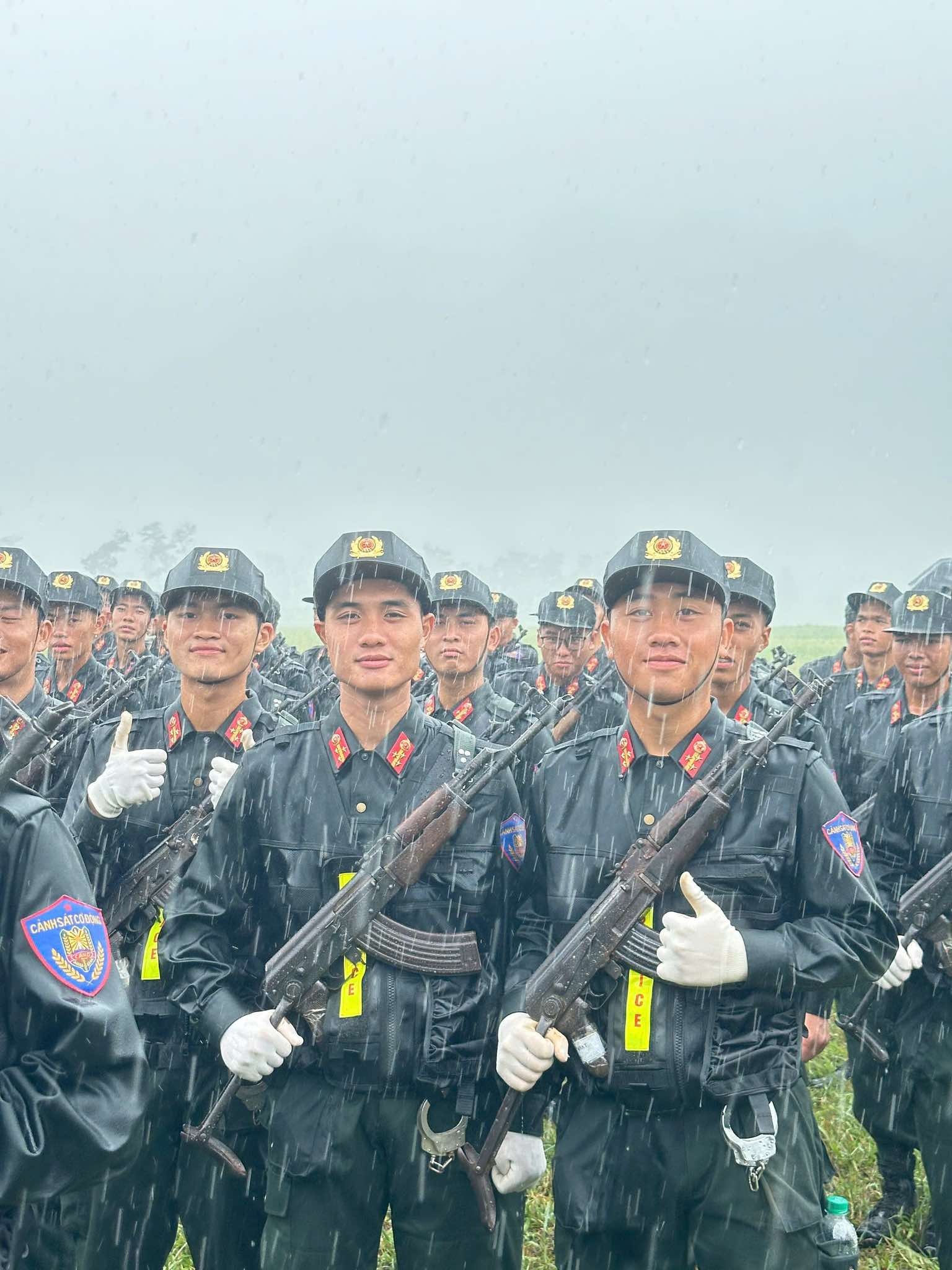 Đoàn diễu binh cảnh sát cơ động đồng ca Tái sinh đầy khí thế gây sốt - 2