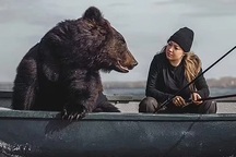 Cô gái Nga đưa gấu "khủng" đi câu cá