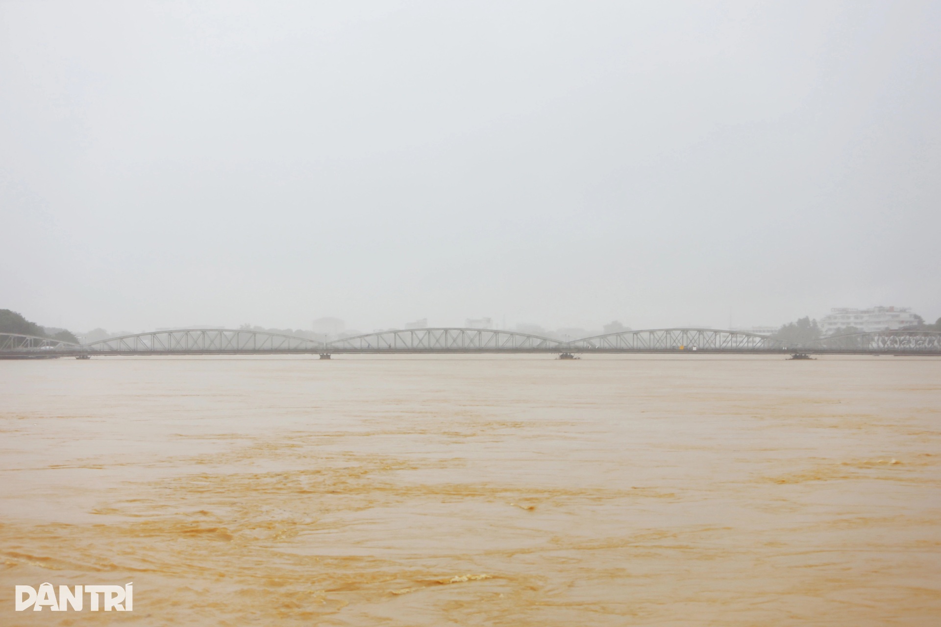 Lũ bao vây Kinh thành Huế, đường vào Đại nội nước chảy cuồn cuộn - 2 Lũ bao vây Kinh thành Huế, đường vào Đại nội nước chảy cuồn cuộn - 2
