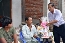 Thăm, tặng quà gia đình có người thân bị tai nạn lao động