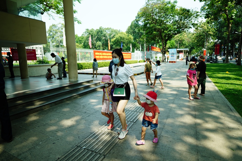 Đông đảo người dân xếp hàng tham quan Dinh Độc Lập - 8 Đông đảo người dân xếp hàng tham quan Dinh Độc Lập - 8