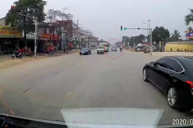 Vượt ẩu còn hạ kính xuống mắng xe đi đúng