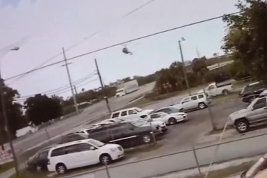 Khoảnh khắc trực thăng Mỹ rơi, văng cánh quạt làm người đi đường thiệt mạng