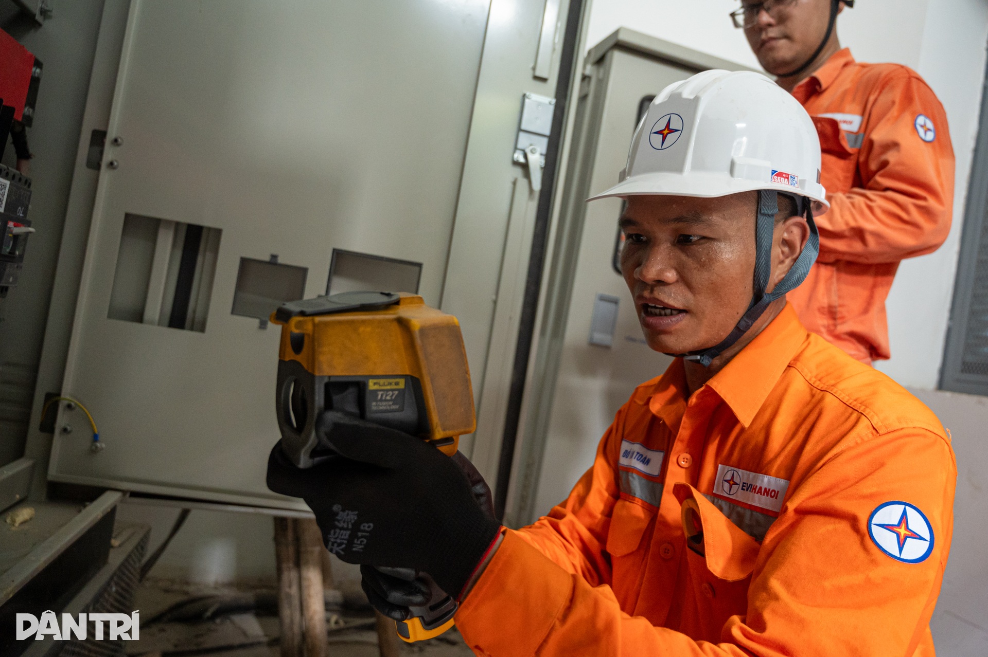 Dưới nắng như thiêu, thợ điện Hà Nội xuyên trưa xử lý các nguy cơ gây sự cố - 9