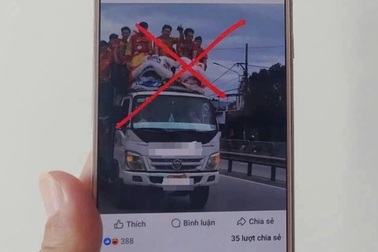 Nữ tài xế lái xe tải chở đoàn múa lân ngồi trên thùng, nóc xe