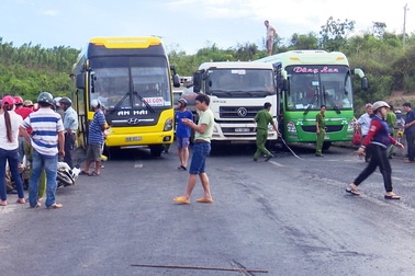 6 phương tiện gặp tai nạn liên hoàn khi đổ đèo, 1 phụ nữ tử vong