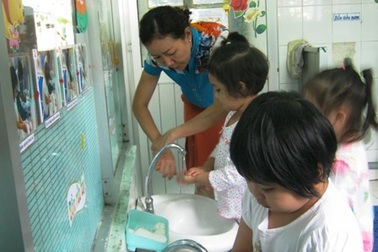 Trường học “căng mình” canh chừng dịch tay chân miệng