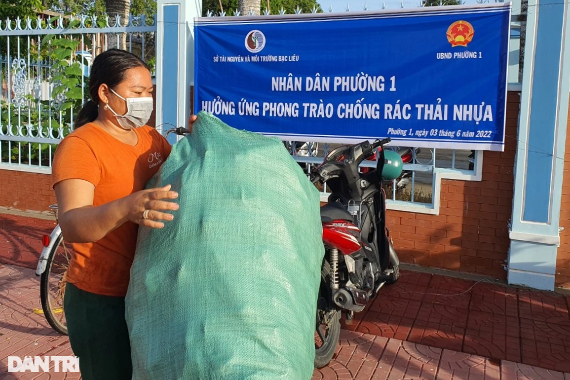 Người dân Bạc Liêu nô nức đi đổi rác thải lấy gạo - 1 Người dân Bạc Liêu nô nức đi đổi rác thải lấy gạo - 1