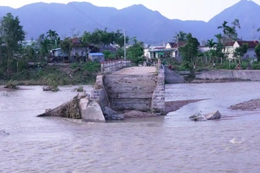 Cầu đứt đôi sau bão, người dân đi lại khó khăn