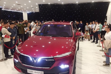 TPHCM: Khách hàng “chen nhau” đặt mua xe VinFast sau ngày mưa bão