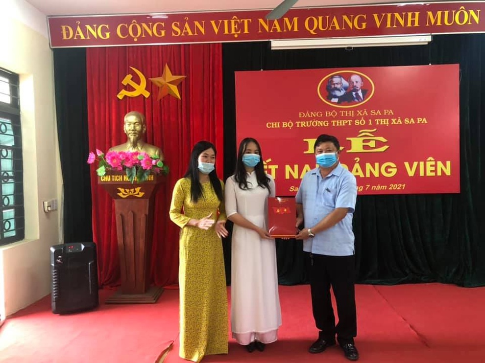 Lần đầu tiên một học sinh lớp 12 thị xã Sa Pa được kết nạp Đảng - 1 Lần đầu tiên một học sinh lớp 12 thị xã Sa Pa được kết nạp Đảng - 1