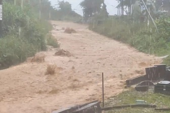 Mưa đặc biệt lớn, nước chảy trên đường như thác đổ