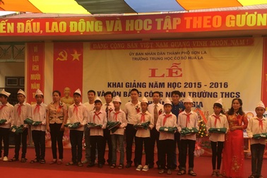 Rộn ràng lễ khai giảng của học sinh dân tộc thiểu số